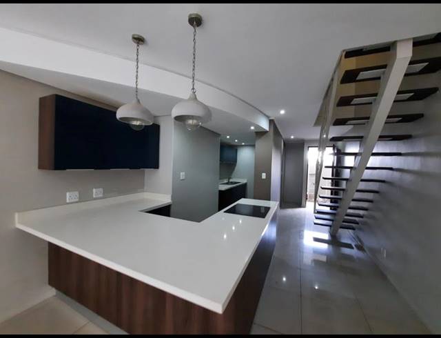 2 BEDROOM DUPLEX FOR SALE IN MENLO PARK